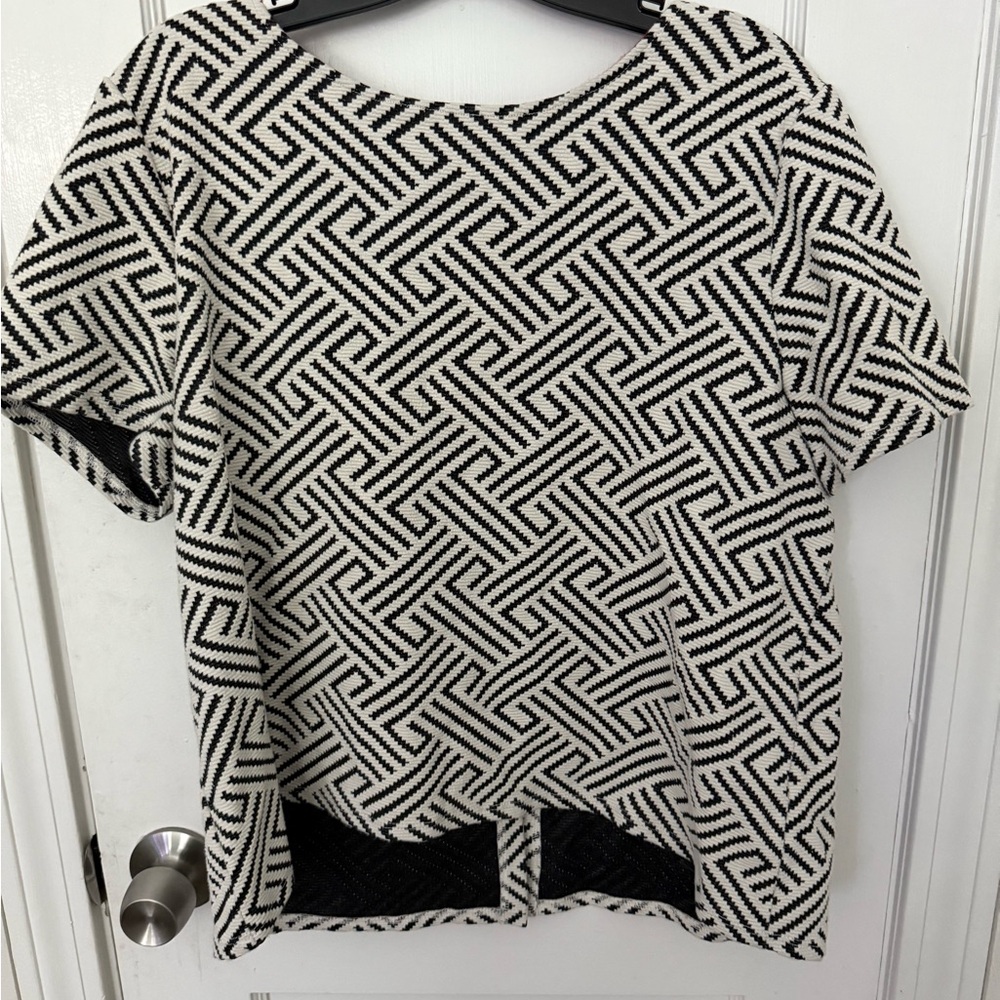 W5 Black and White Geometric Short Sleeve Top